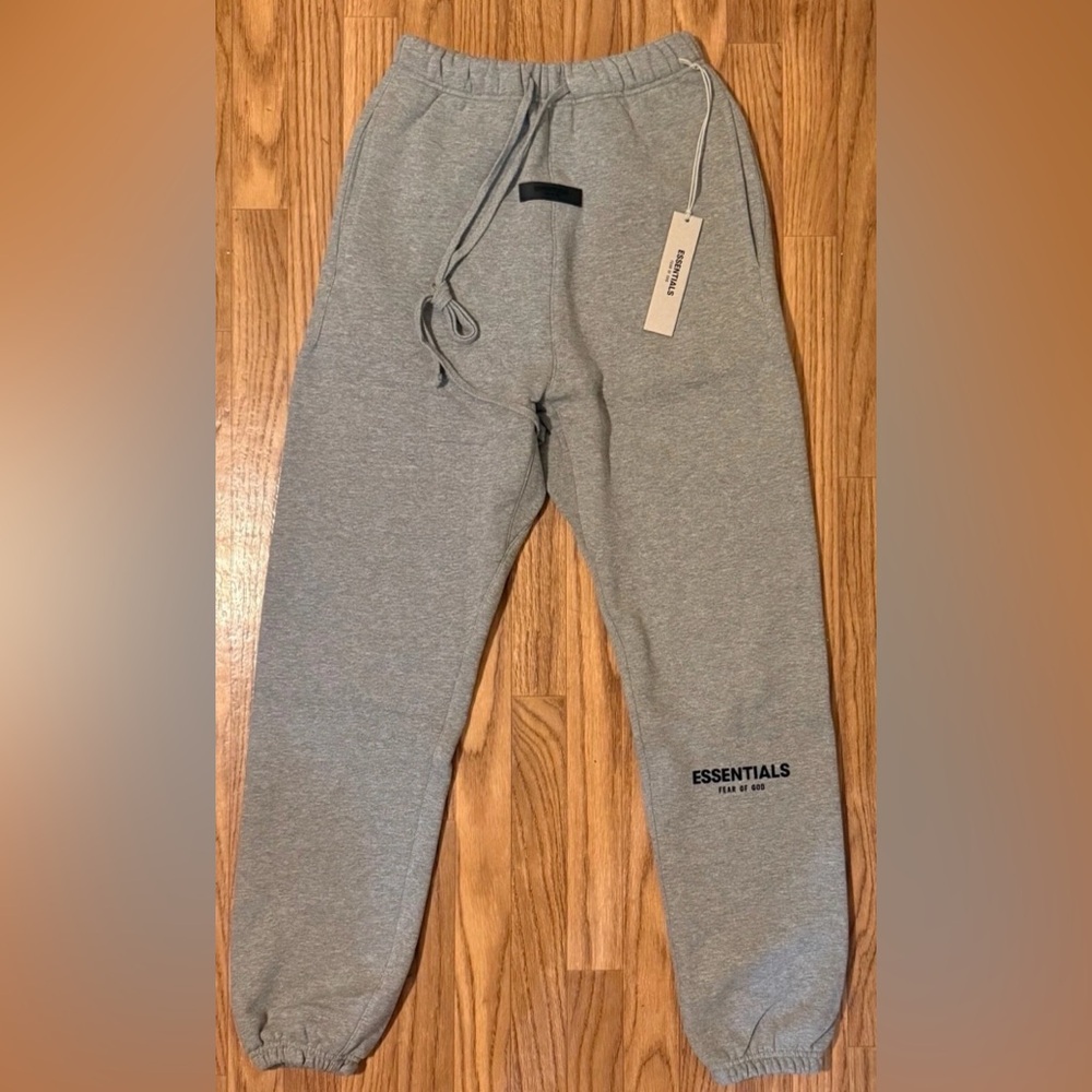 Essentials Sweatpants Dark Oatmeal
Size Small